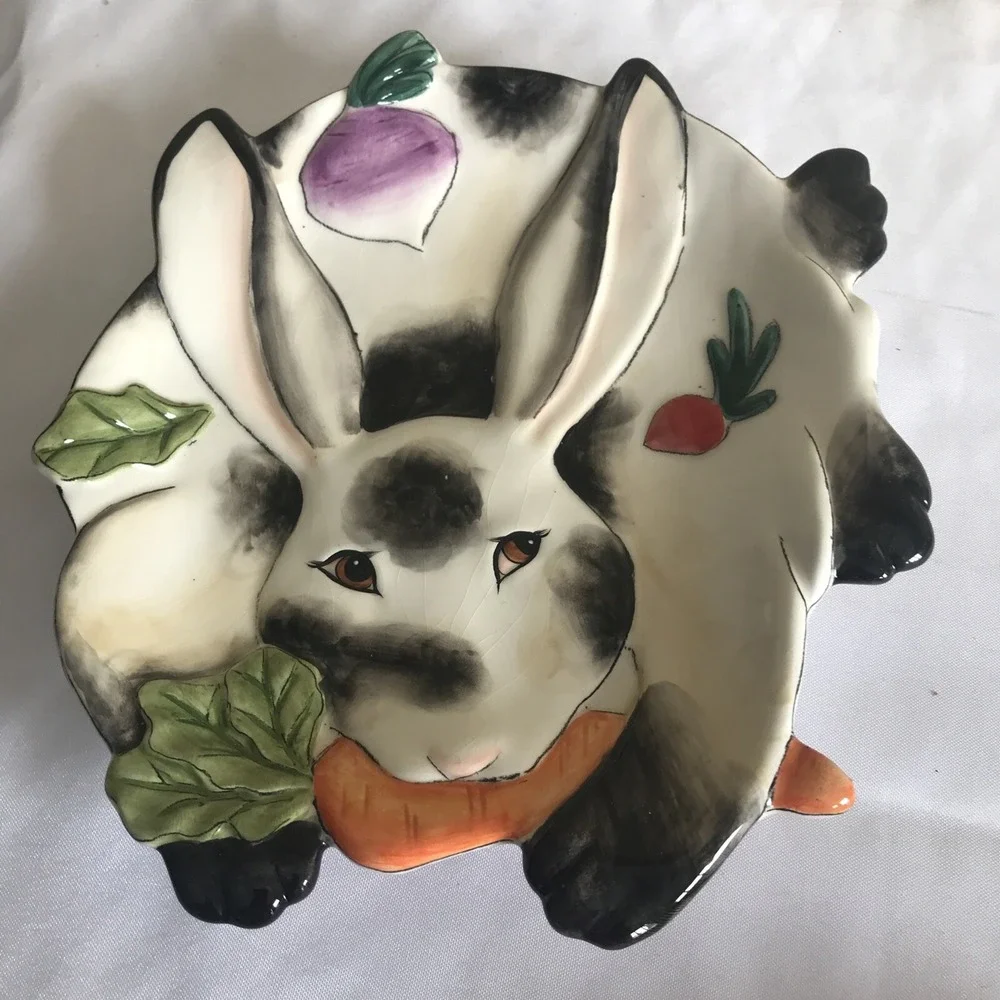 FITZ & FLOYD Essentials Spotted Rabbit w/vegetables decorative‎ Plate